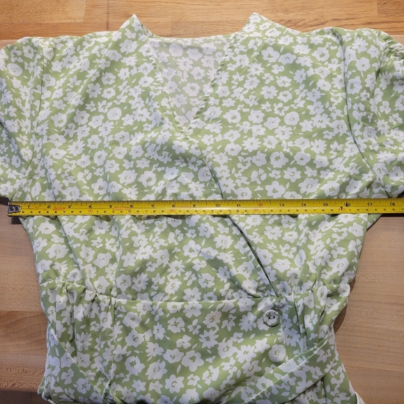 Short Sleeve Green and White Floral Mini Dress - Picture 3 of 9